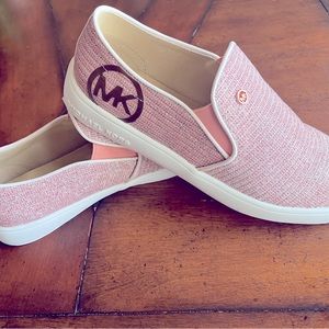 NEW Michael Kors pink shoes NBW Size 6